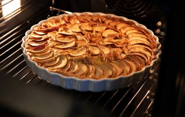 Что нельзя добавлять в яблочную шарлотку, чтобы не испортить выпечку: лайфхак от опытных кулинаров