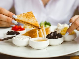 Как избавиться от переедания: полезный лайфхак на праздники