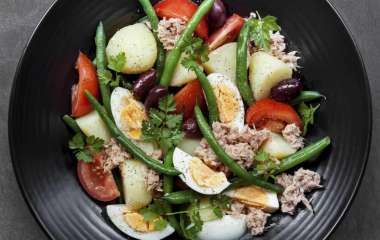 Овощной салат с куриными яйцами