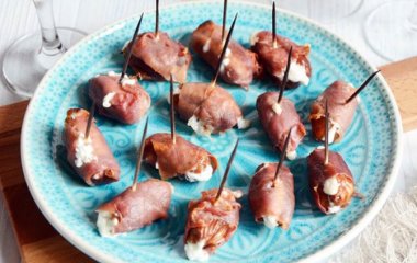 Финики с козьим сыром и пармской ветчиной