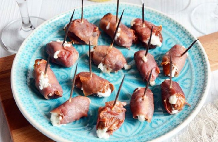 Финики с козьим сыром и пармской ветчиной