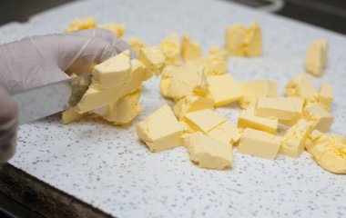 Навіщо професійні кухарі кладуть вершкове масло у солону воду: корисний кулінарний трюк