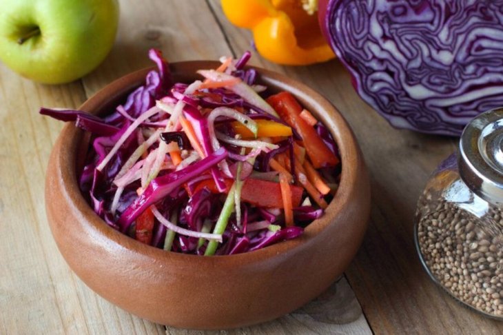 Вкусный салат из капусты на восточный манер – просто и быстро