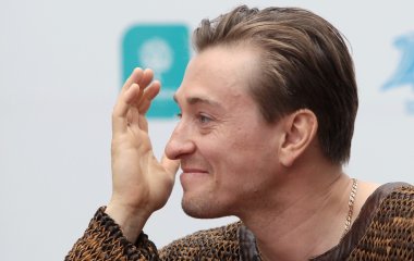 Сергей Безруков вышел в свет с женой и детьми
