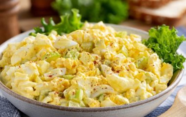 Этот яичный салат с маринованными огурцами и ветчиной произведет фурор