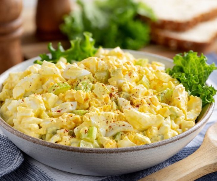 Этот яичный салат с маринованными огурцами и ветчиной произведет фурор