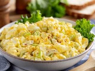 Этот яичный салат с маринованными огурцами и ветчиной произведет фурор