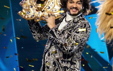 Шлепал по ягодицам: разгоряченного Киркорова засняли во время нежностей с куколкой