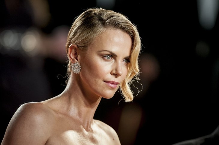 Шарлиз Терон в черно-белом аутфите посетила светский раут