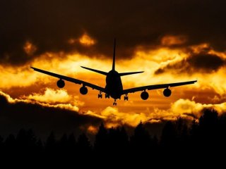 Кілька годин у кріслі можуть нашкодити: що обов’язково робити під час перельоту