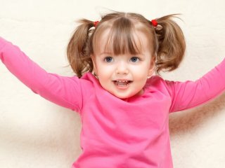 Сети рассмешила забавная малышка с обручем (ВИДЕО)