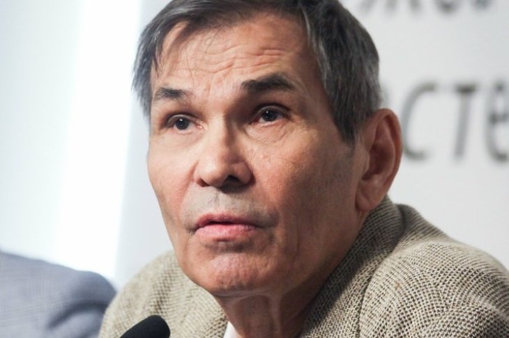 «Летал и неудачно приземлился»: Алибасова готовят к операции на позвоночнике