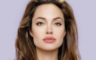 Анджелина Джоли предстала в винтажном наряде во время съемок нового фильма 