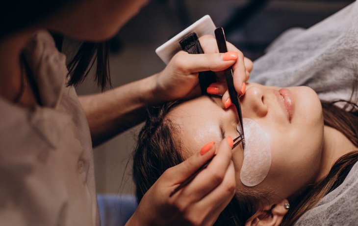 5 вредных привычек, из-за которых ресницы выпадают