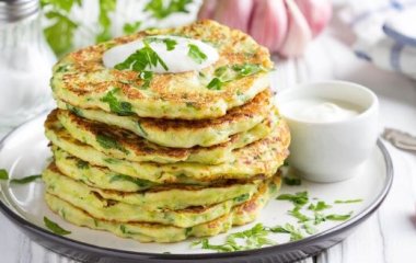 Кабачковые оладьи с сыром и зеленью