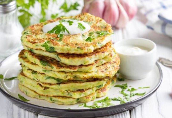 Кабачковые оладьи с сыром и зеленью