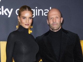 Джейсон Стейтем похизувався розвагами з підрослими дітьми від Гантігтон-Вайтлі у розкішному місці