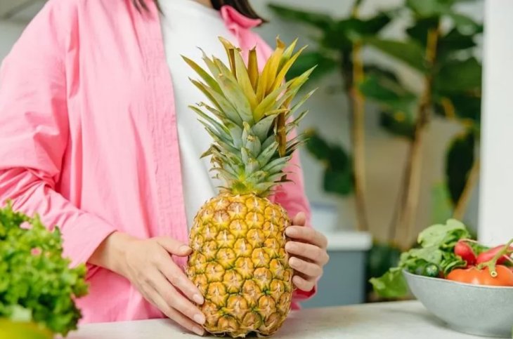 Летний рецепт для похудения: легкий салат из ананаса и огурцов