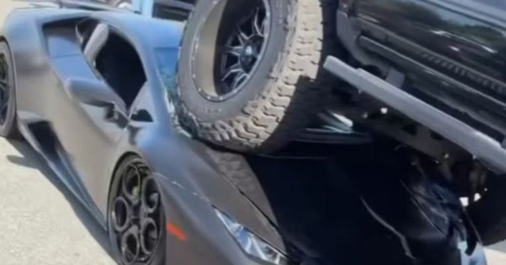 Не помітила: водійка пікапа переїхала Lamborghini за 335 000 доларів — відео