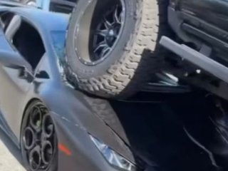 Не помітила: водійка пікапа переїхала Lamborghini за 335 000 доларів — відео