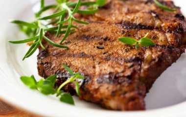 Как приготовить стейк из говядины в духовке? Базовые рекомендации и вкусные рецепты блюда