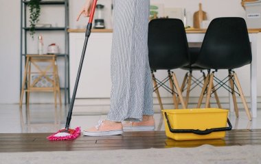 Що додати у воду під час миття підлоги, щоб аромат тримався 24 години — поради клінерів, про які мало хто знає
