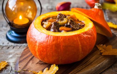 Сочно и ярко: запекаем овощи и мясо в тыквенном горшочке