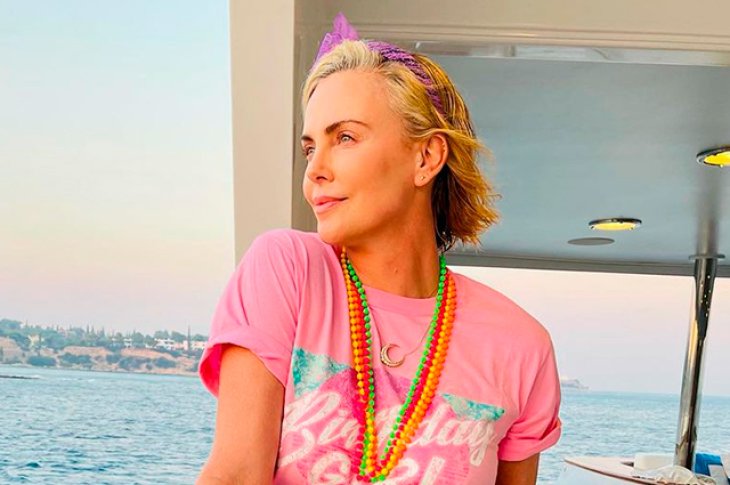 Вечеринка в стиле выпускного 80-х: как Шарлиз Терон отпраздновала день рождения