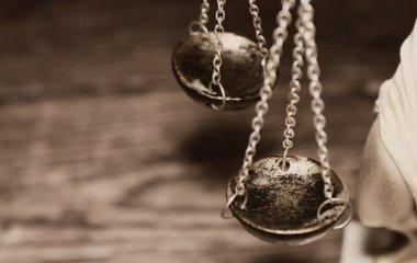 Привітання з Днем юриста України: в прозі, листівки українською мовою