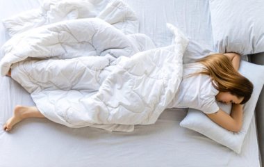 Кому не рекомендуют спать на животе