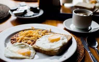 Диетологи назвали вредные продукты для завтрака