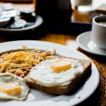 Диетологи назвали вредные продукты для завтрака