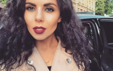 Настя Каменских отметила день рождения снимком в бикини