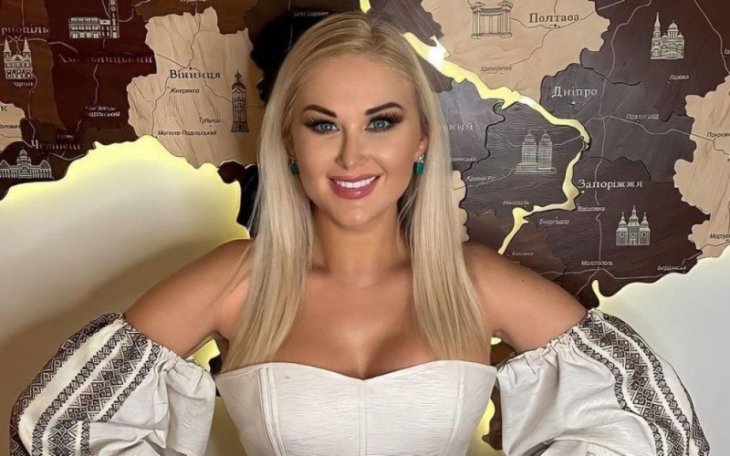 43-летняя Екатерина Бужинская снялась в купальнике с пикантным декольте