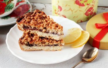 На скорую руку: рецепты пирогов с вареньем в мультиварке