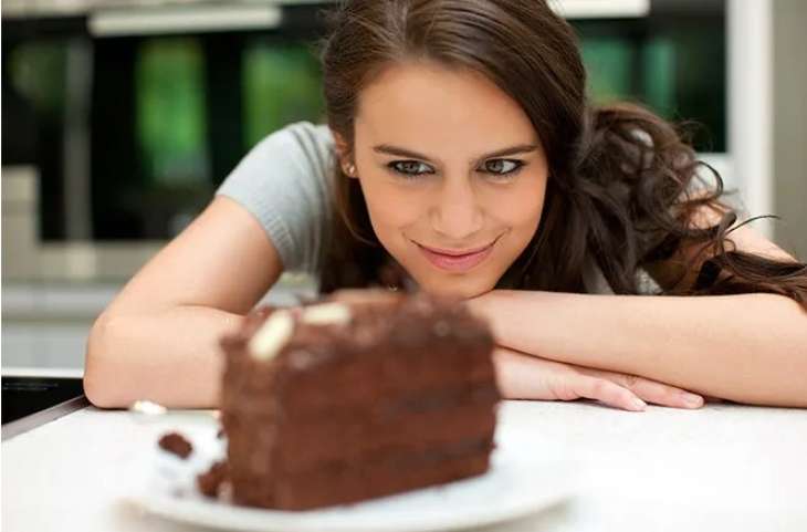 И хочется, и колется: 4 способа не бросить диету при виде тортика