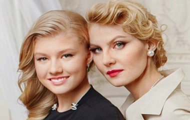 Рената Литвинова снялась в черно-белой фотосессии с красавицей-дочкой