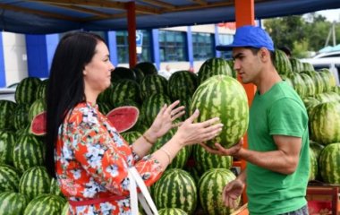 Гастроентеролог пояснила, як правильно їсти кавун, диню та інші фрукти.