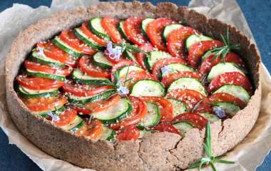 Тарт с помидорами, оливками и плавленым сыром