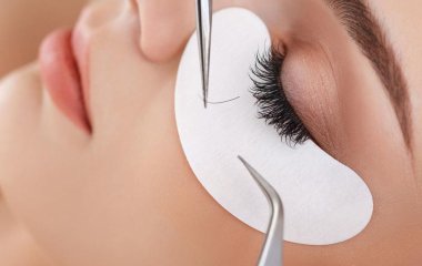 Медики розповіли про небезпеку нарощених вій для здоров'я