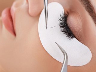 Медики рассказали об опасности нарощенных ресниц для здоровья