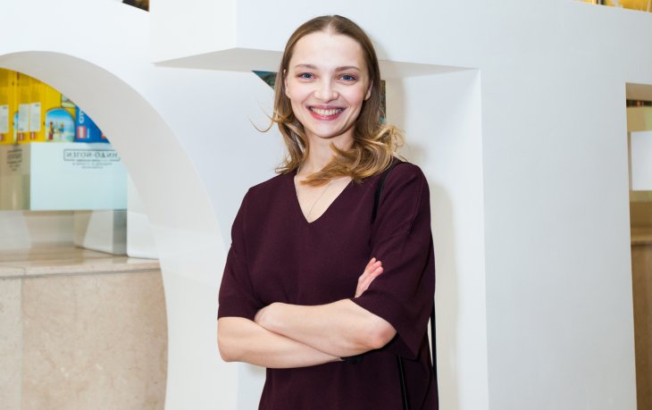 Екатерина Вилкова покорила красотой в шелковом платье