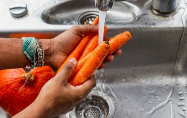 Якою водою краще мити овочі — гарячою чи холодною: чому температура важлива