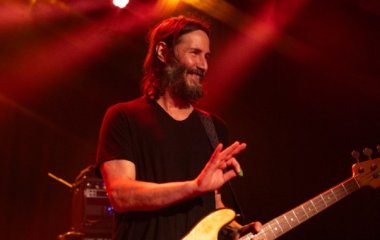 Киану Ривз выступил со своей рок-группой Dogstar в Голливуде