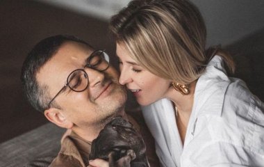 Заметно похудевший Дмитрий Кулеба показал редкое фото с возлюбленной и поздравил ее с днем рождения