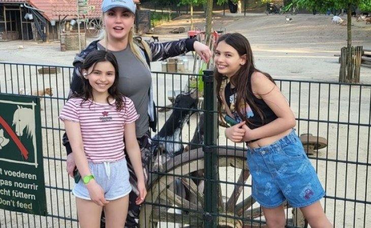 Камалия восхитила улыбающимся фото с подросшими дочерьми от Мохаммада Захура