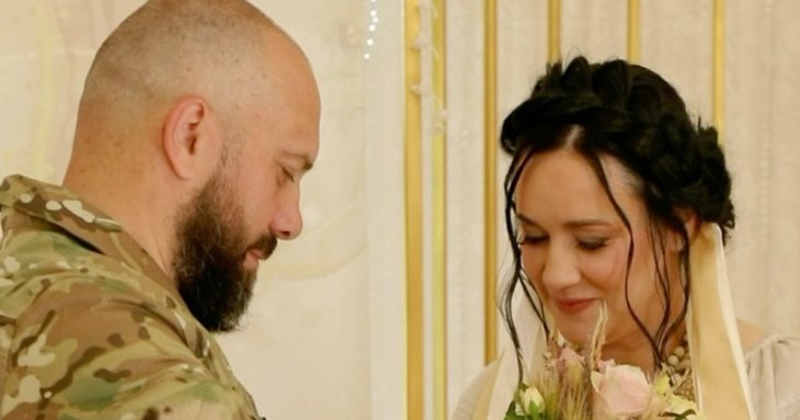Вагітна Соломія Вітвіцька показала весільну церемонію з військовим і розчулила фанів