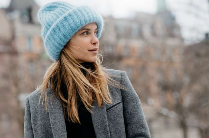 Модные образы на зиму с вязанной шапкой, фото