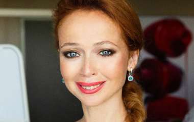 Елена Захарова случайно обнажила грудь