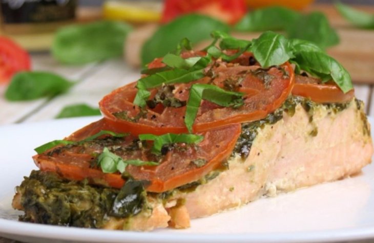 Рецепт лосося под соусом песто и помидорами